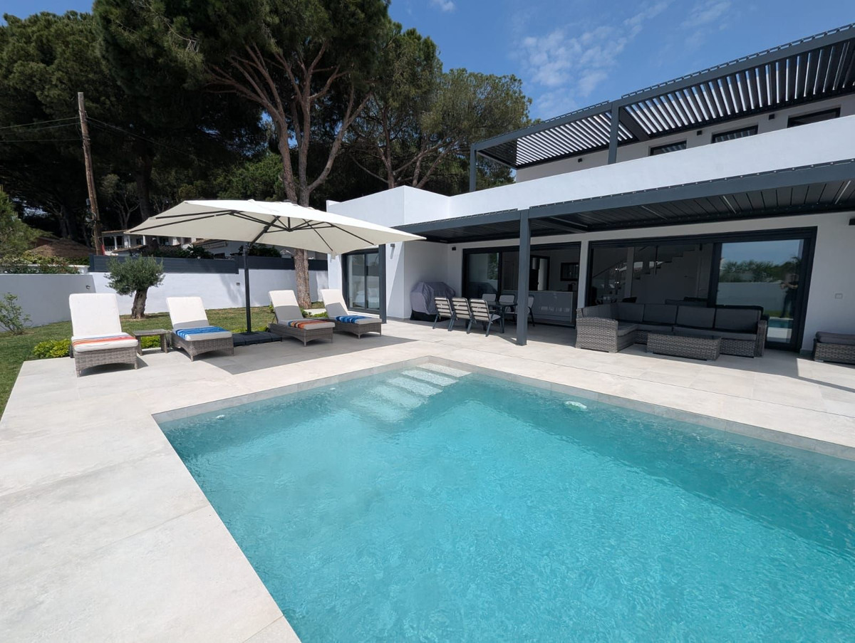 Se vende Villa - Chalet de 3 dormitorios en Costa Del Sol, Málaga, España