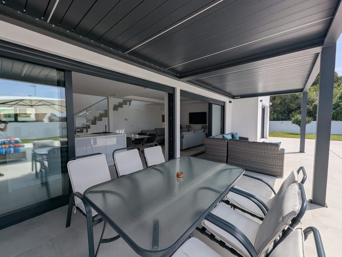 Se vende Villa - Chalet de 3 dormitorios en Costa Del Sol, Málaga, España