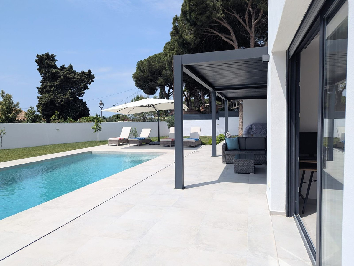 Se vende Villa - Chalet de 3 dormitorios en Costa Del Sol, Málaga, España
