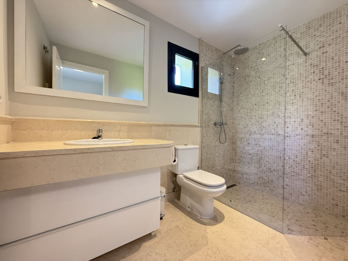 3 Bed Apartment for sale in Benahavís Costa Del Sol, Málaga, Spain