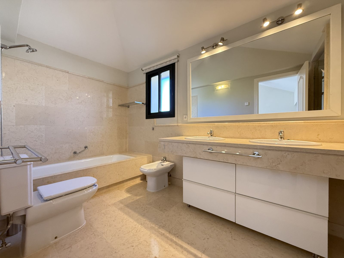 3 Bed Apartment for sale in Benahavís Costa Del Sol, Málaga, Spain