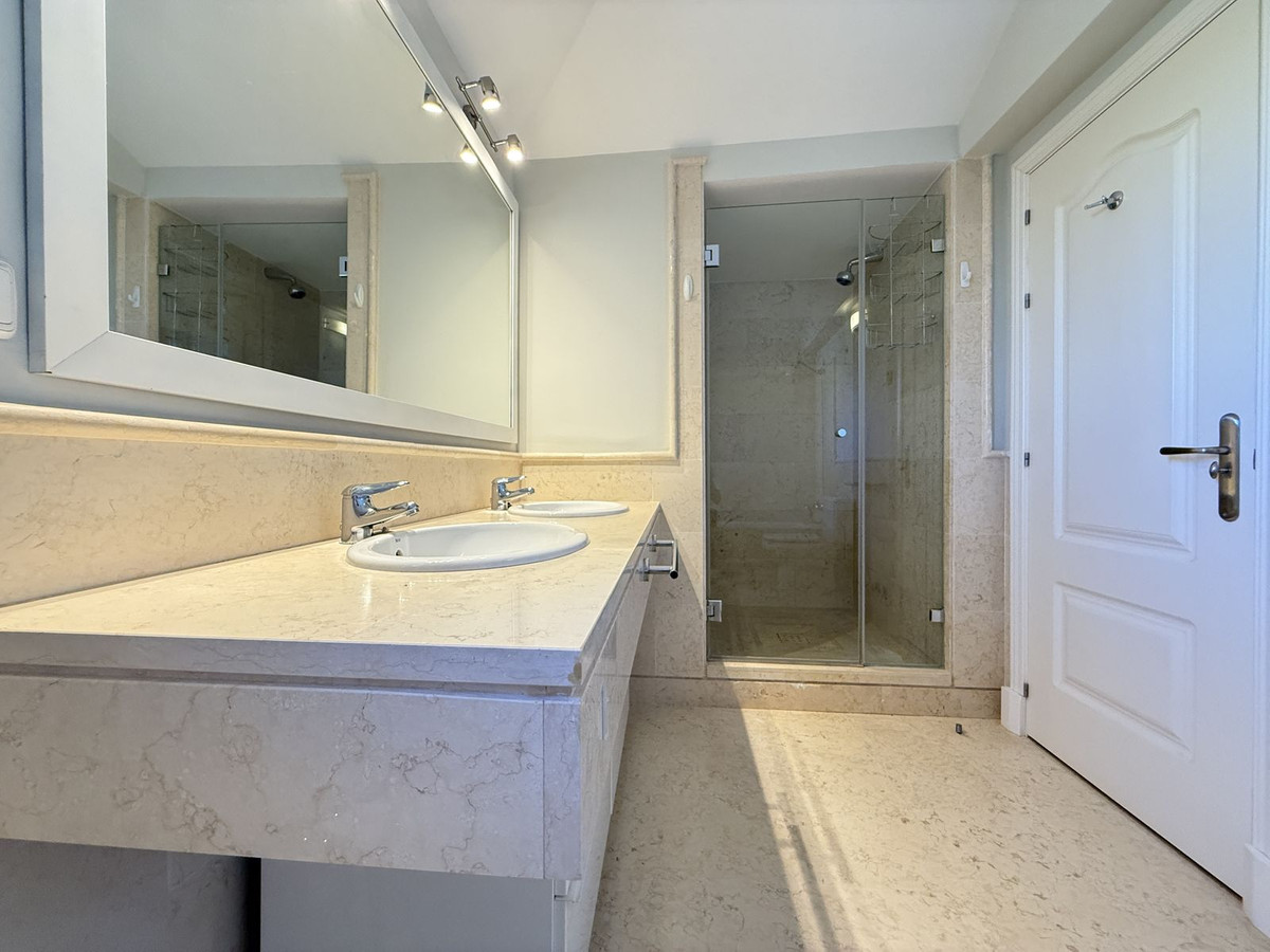 3 Bed Apartment for sale in Benahavís Costa Del Sol, Málaga, Spain