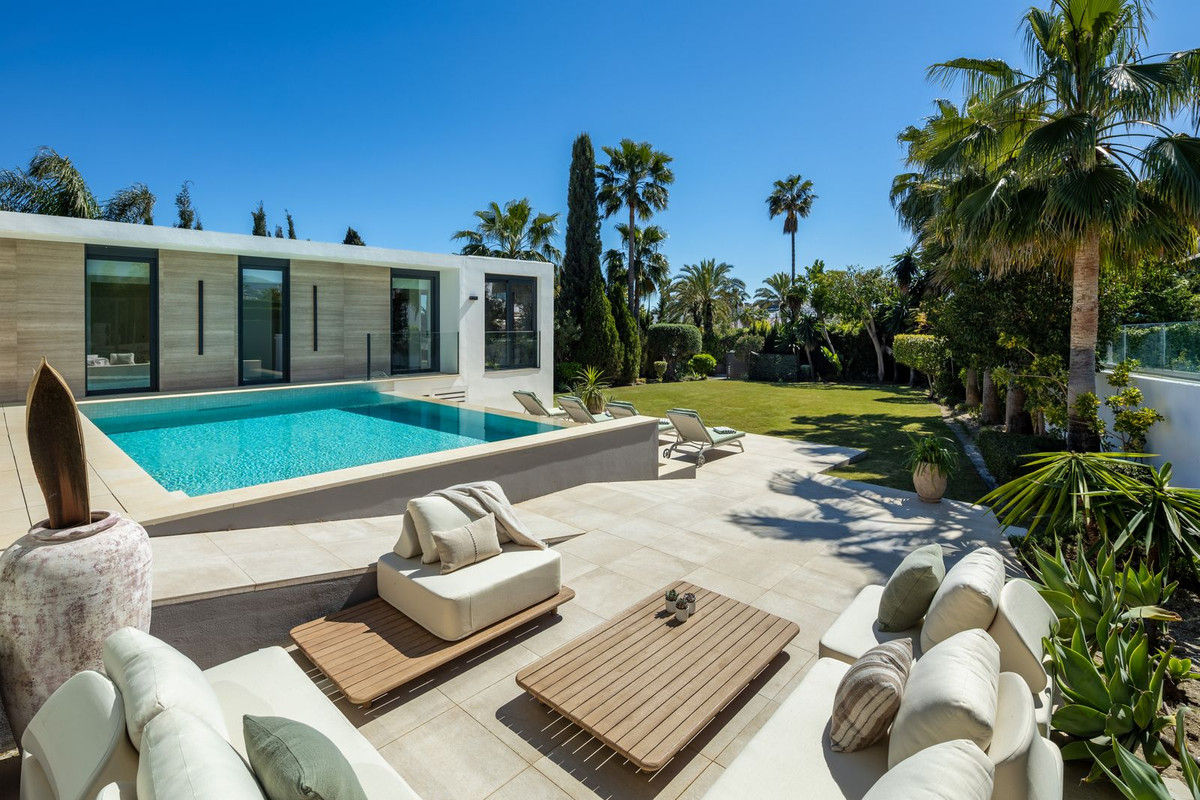Se vende Villa - Chalet de 5 dormitorios en Costa Del Sol, Málaga, España