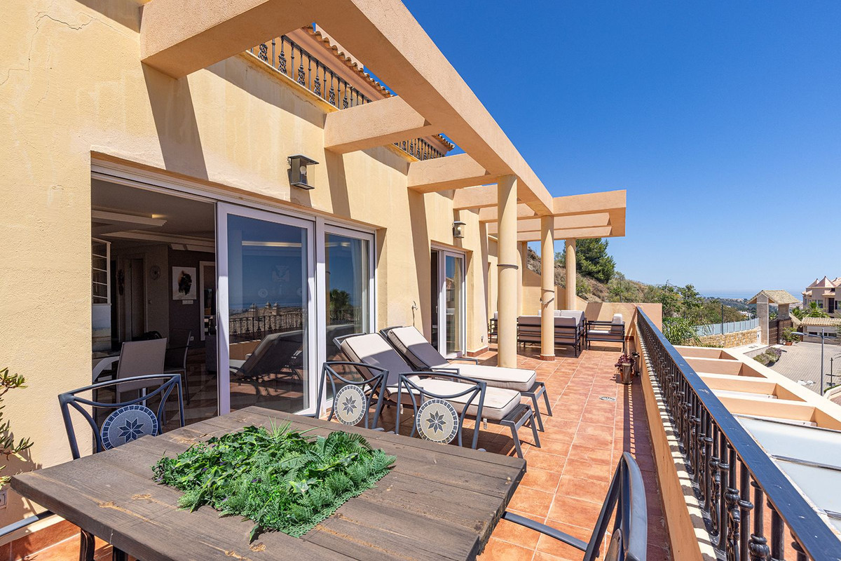 2 Bed Apartment for sale in Nueva Andalucía Costa Del Sol, Málaga, Spain