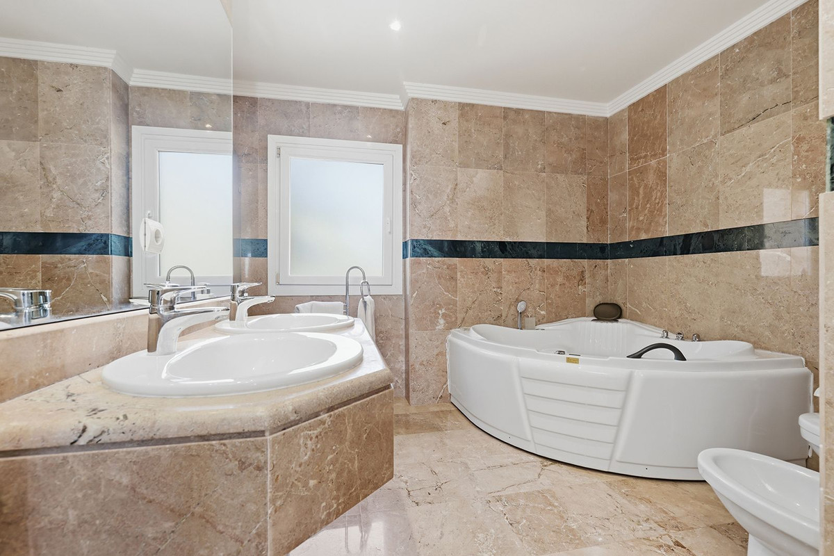 2 Bed Apartment for sale in Nueva Andalucía Costa Del Sol, Málaga, Spain