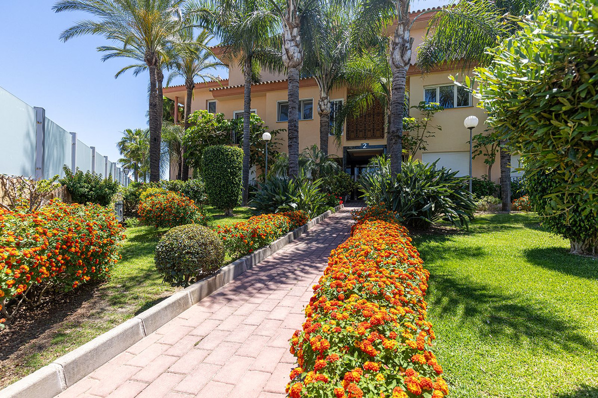 2 Bed Apartment for sale in Nueva Andalucía Costa Del Sol, Málaga, Spain