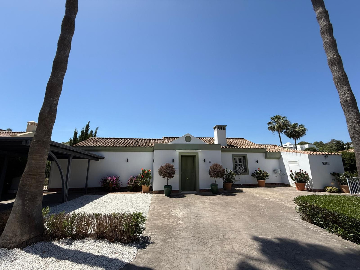 Se vende Villa - Chalet de 3 dormitorios en Costa Del Sol, Cadiz, España