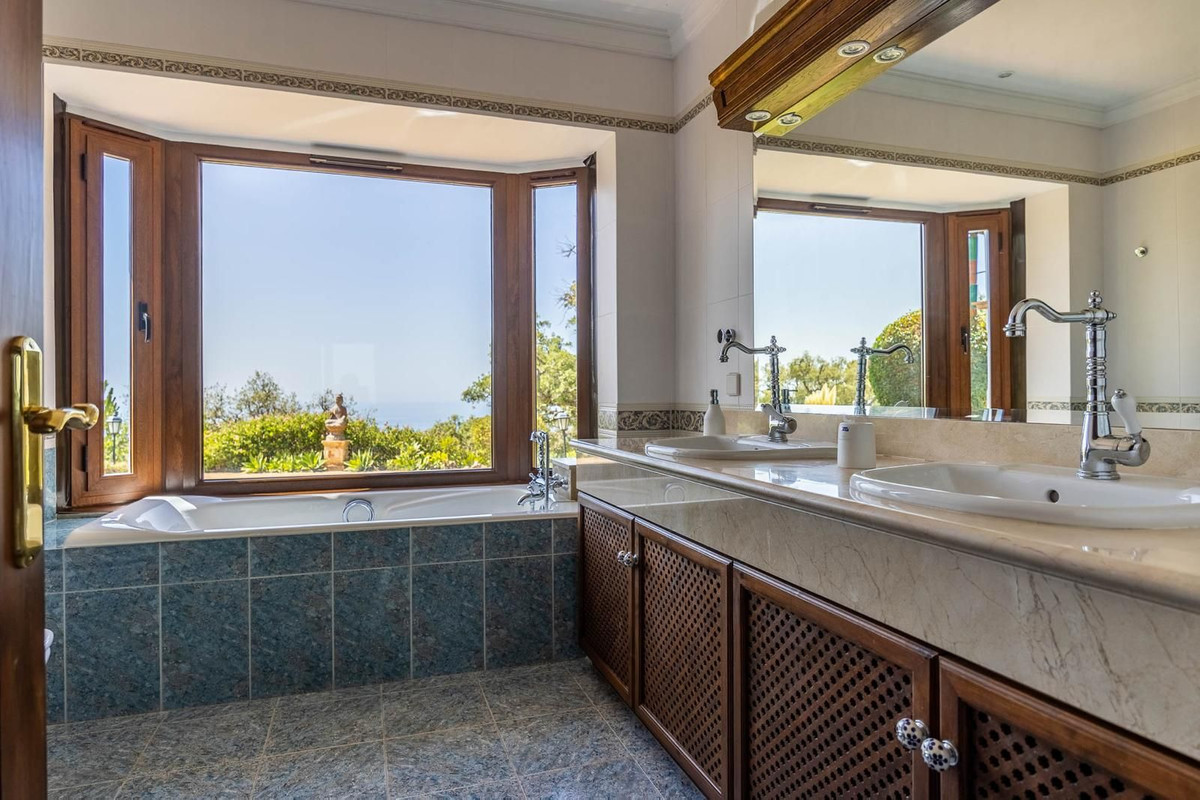 Se vende Villa - Chalet de 6 dormitorios en Costa Del Sol, Málaga, España