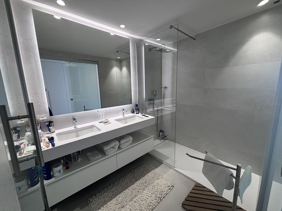 3 Bed Apartment for sale in Selwo Costa Del Sol, Málaga, Spain