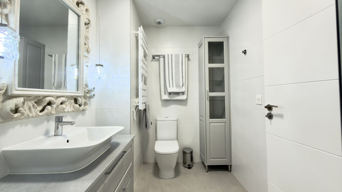 Se vende Apartamento Planta Media de 3 dormitorios en Costa Del Sol, Málaga, España