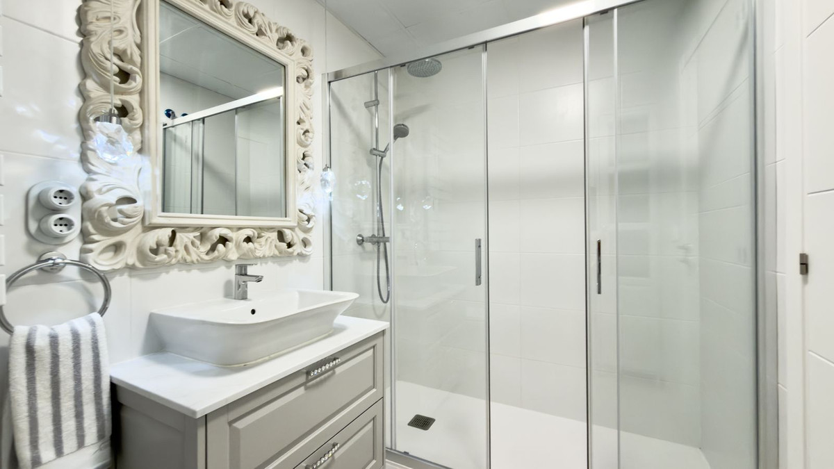 Se vende Apartamento Planta Media de 3 dormitorios en Costa Del Sol, Málaga, España