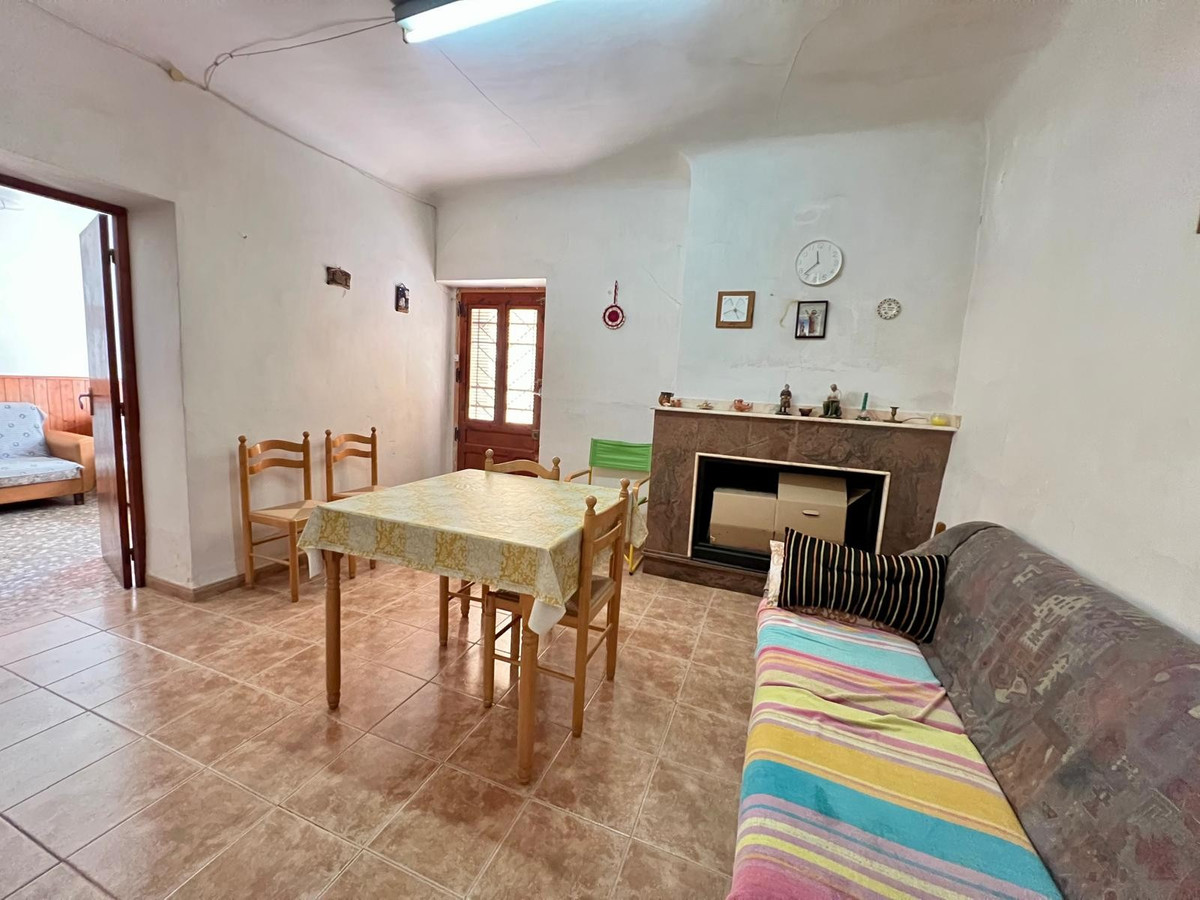 10 Bed Townhouse for sale in Monóvar Costa Blanca, Alicante, Spain