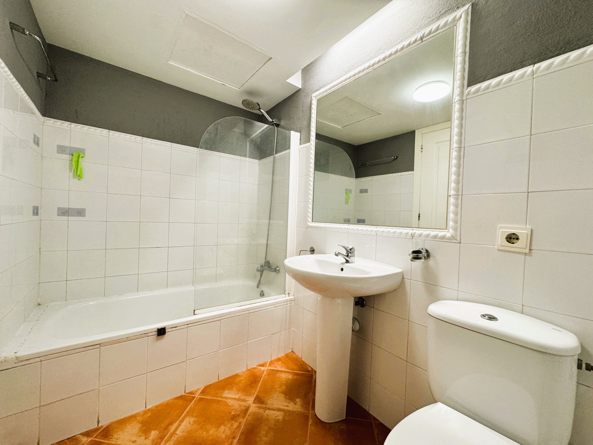 Se vende Apartamento Planta Media de 2 dormitorios en Costa Del Sol, Málaga, España