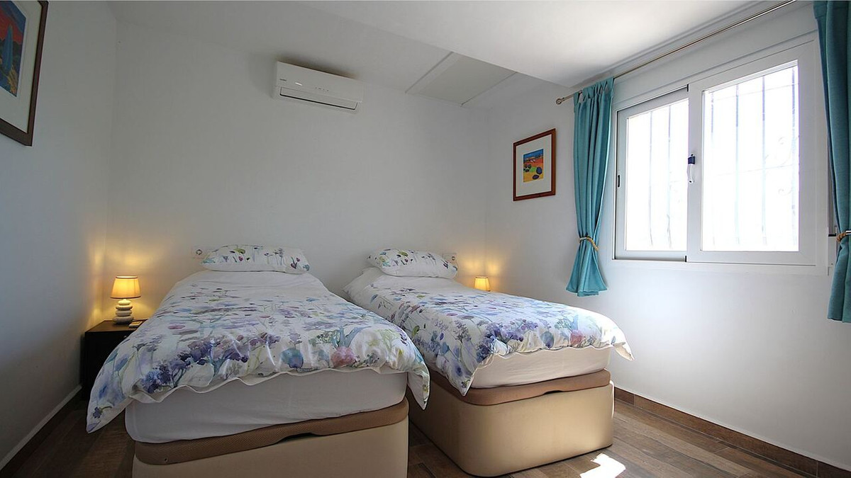 Se vende Villa - Chalet de 4 dormitorios en Costa Blanca, Alicante, España