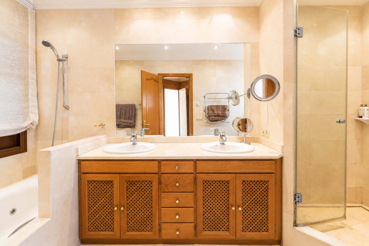 5 Bed Townhouse for sale in La Quinta Costa Del Sol, Málaga, Spain