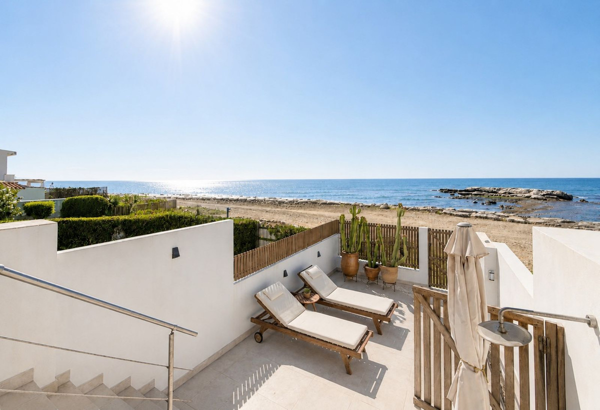 2 Bed Townhouse for sale in Estepona Costa Del Sol, Málaga, Spain