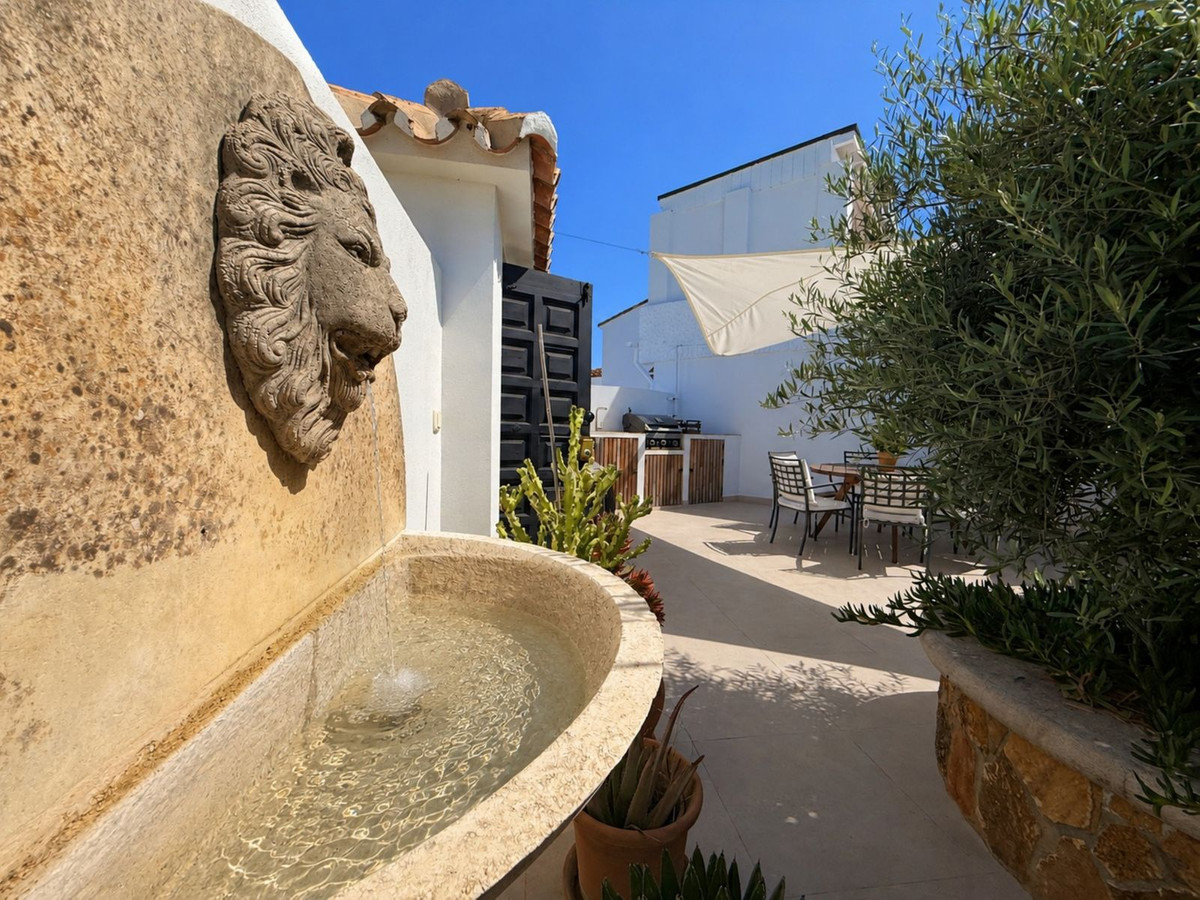 2 Bed Townhouse for sale in Estepona Costa Del Sol, Málaga, Spain