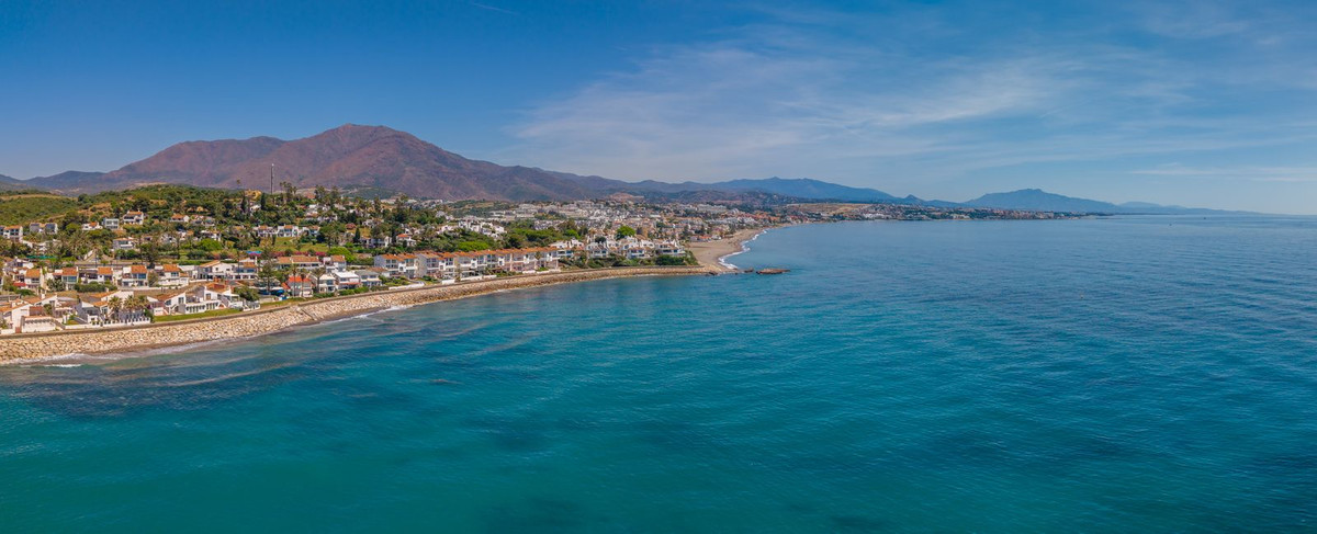 2 Bed Townhouse for sale in Estepona Costa Del Sol, Málaga, Spain