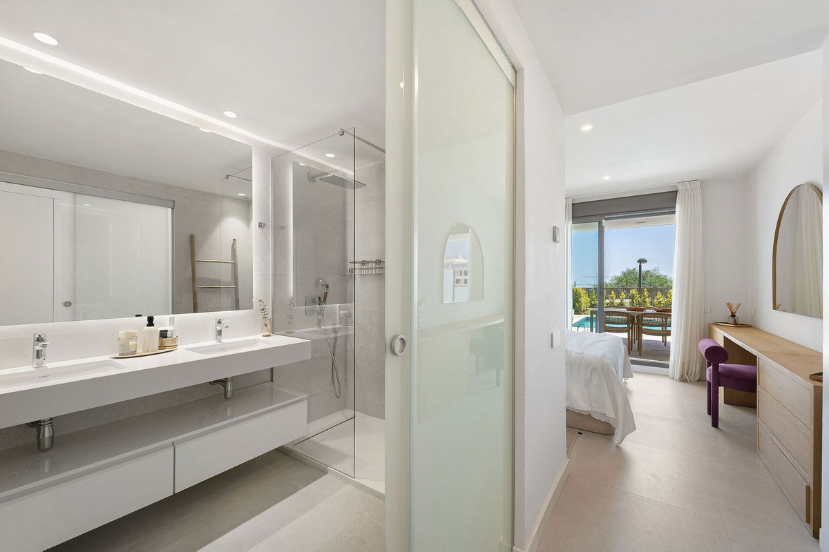 3 Bed Apartment for sale in Selwo Costa Del Sol, Málaga, Spain
