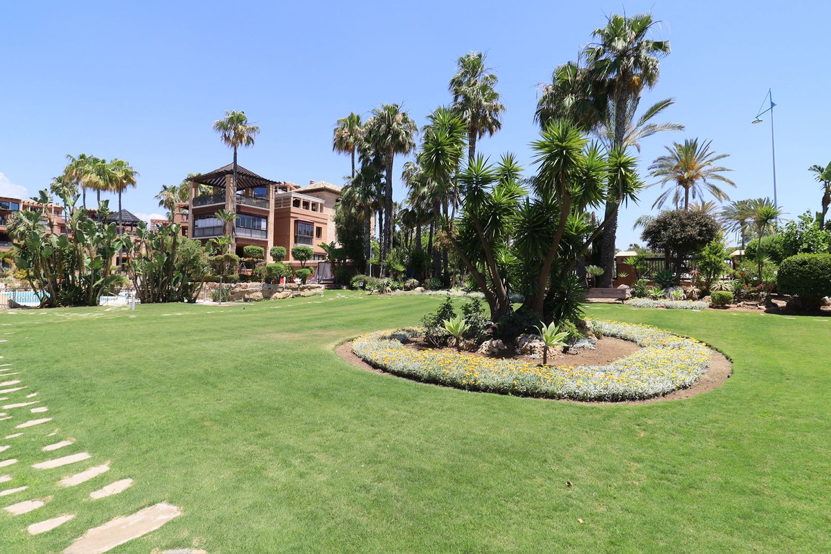 4 Bed Apartment for sale in San Pedro De Alcántara Costa Del Sol, Málaga, Spain