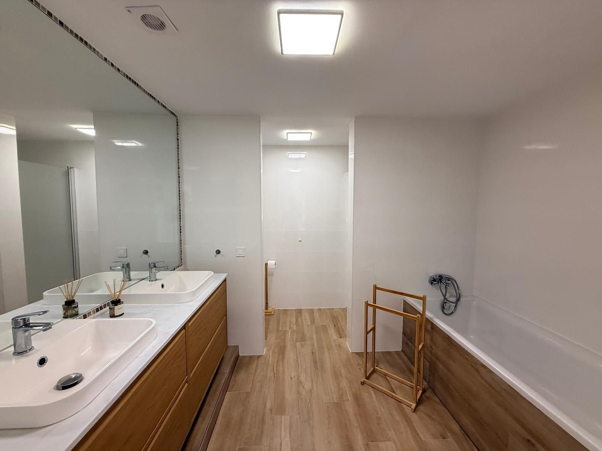 Se vende Apartamento Planta Media de 2 dormitorios en Costa Del Sol, Málaga, España