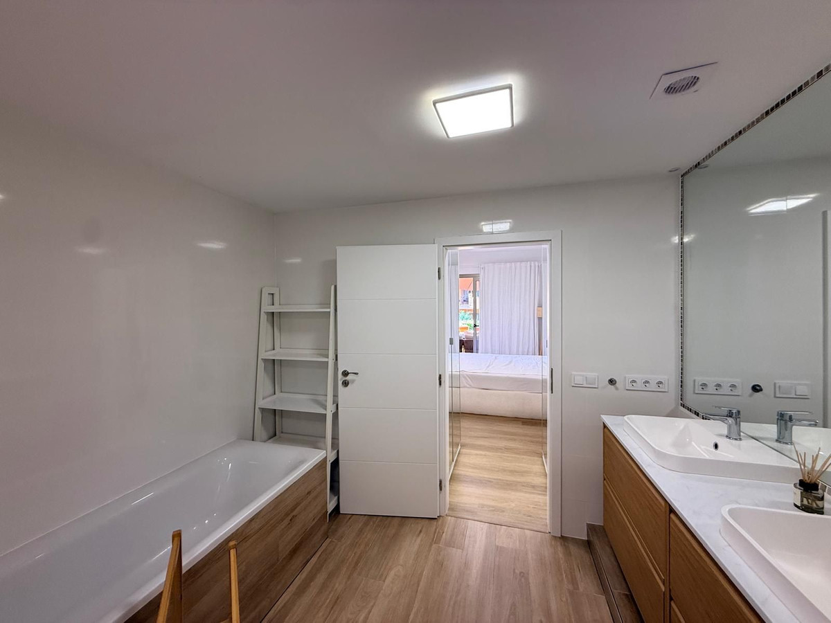Se vende Apartamento Planta Media de 2 dormitorios en Costa Del Sol, Málaga, España