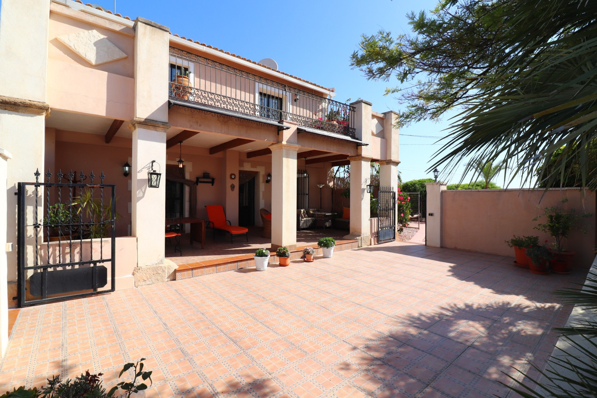Se vende Villa - Chalet de 4 dormitorios en Costa Blanca, Alicante, España