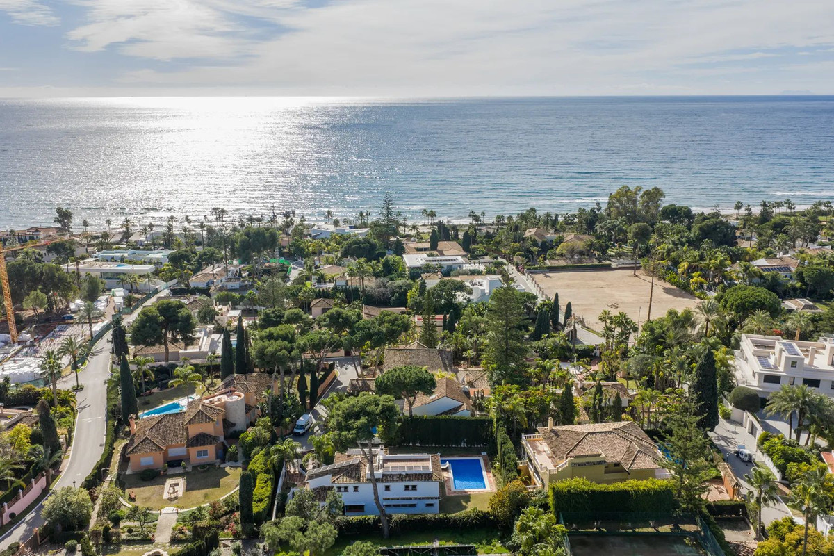 5 Bed Townhouse for sale in Los Monteros Costa Del Sol, Málaga, Spain