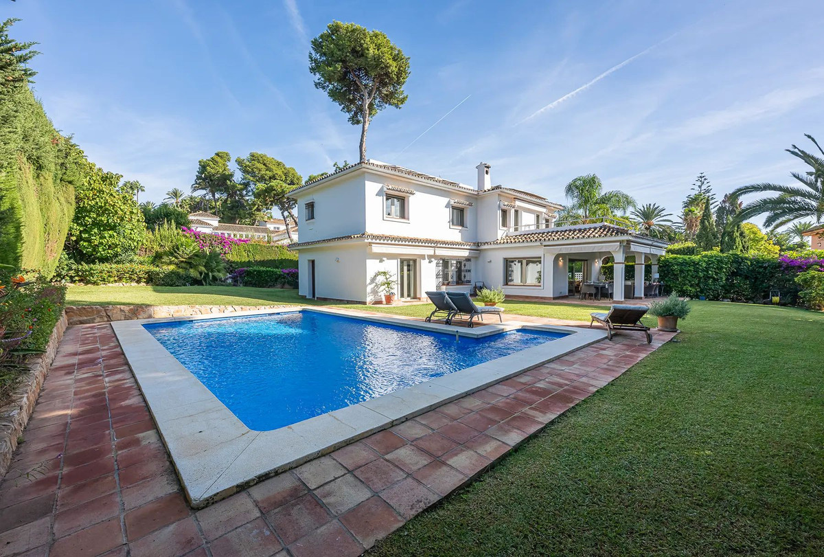 5 Bed Townhouse for sale in Los Monteros Costa Del Sol, Málaga, Spain