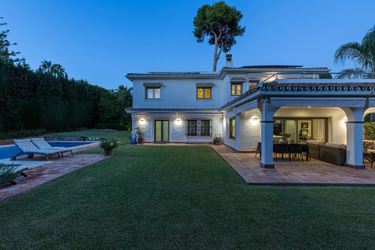 5 Bed Townhouse for sale in Los Monteros Costa Del Sol, Málaga, Spain