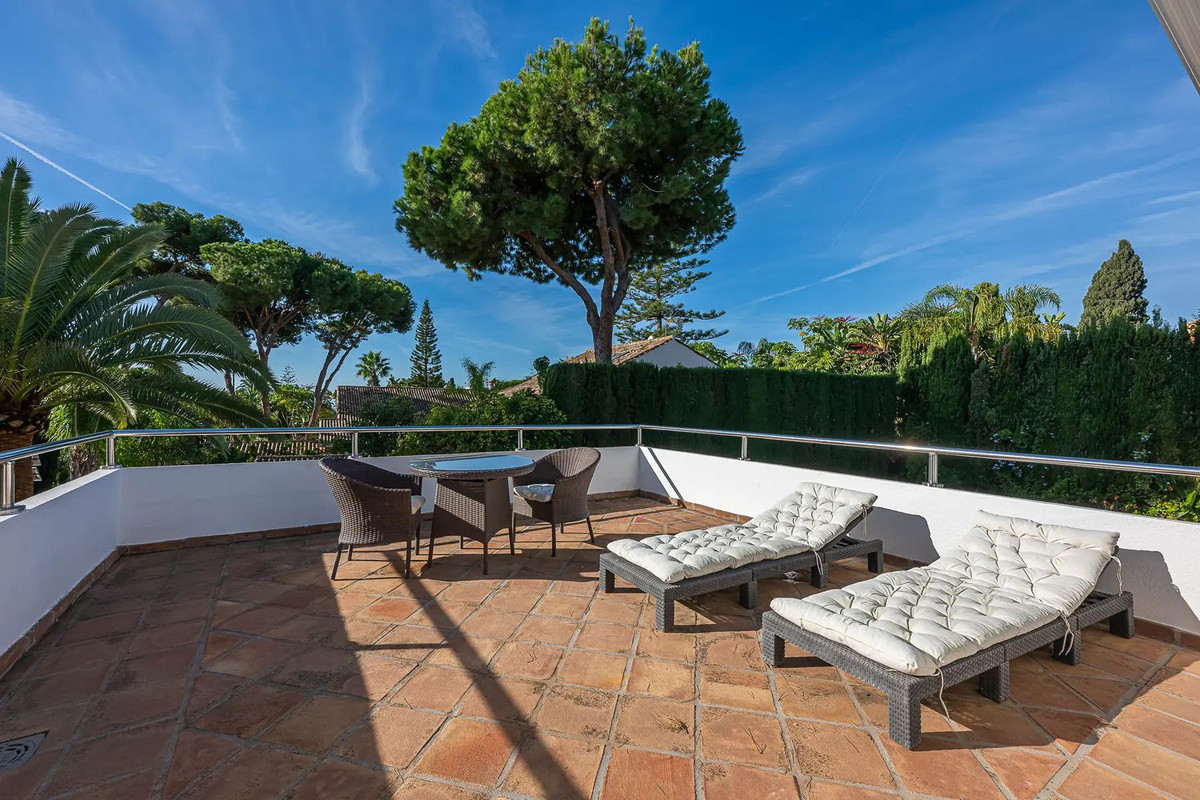 5 Bed Townhouse for sale in Los Monteros Costa Del Sol, Málaga, Spain
