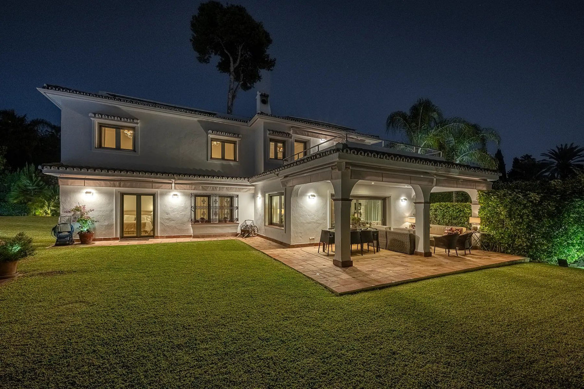 5 Bed Townhouse for sale in Los Monteros Costa Del Sol, Málaga, Spain