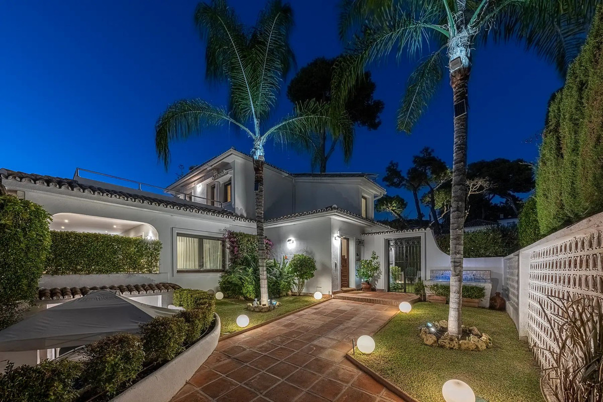 5 Bed Townhouse for sale in Los Monteros Costa Del Sol, Málaga, Spain