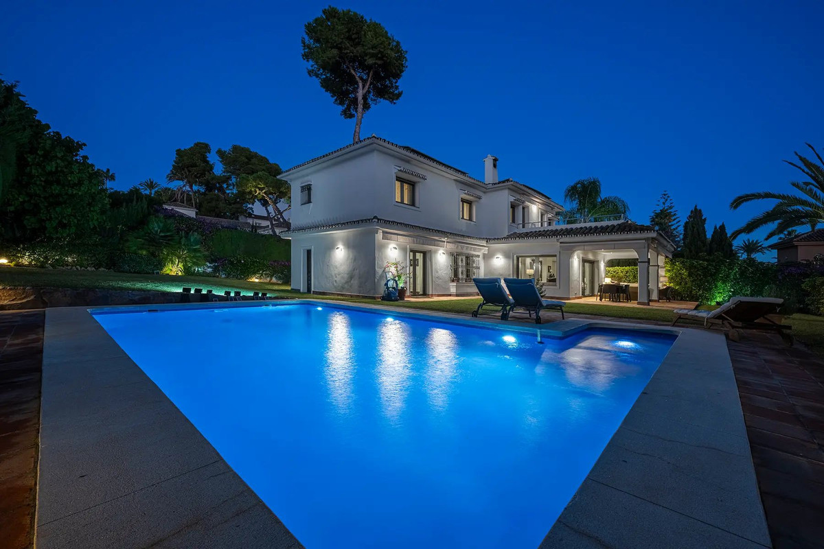 5 Bed Townhouse for sale in Los Monteros Costa Del Sol, Málaga, Spain