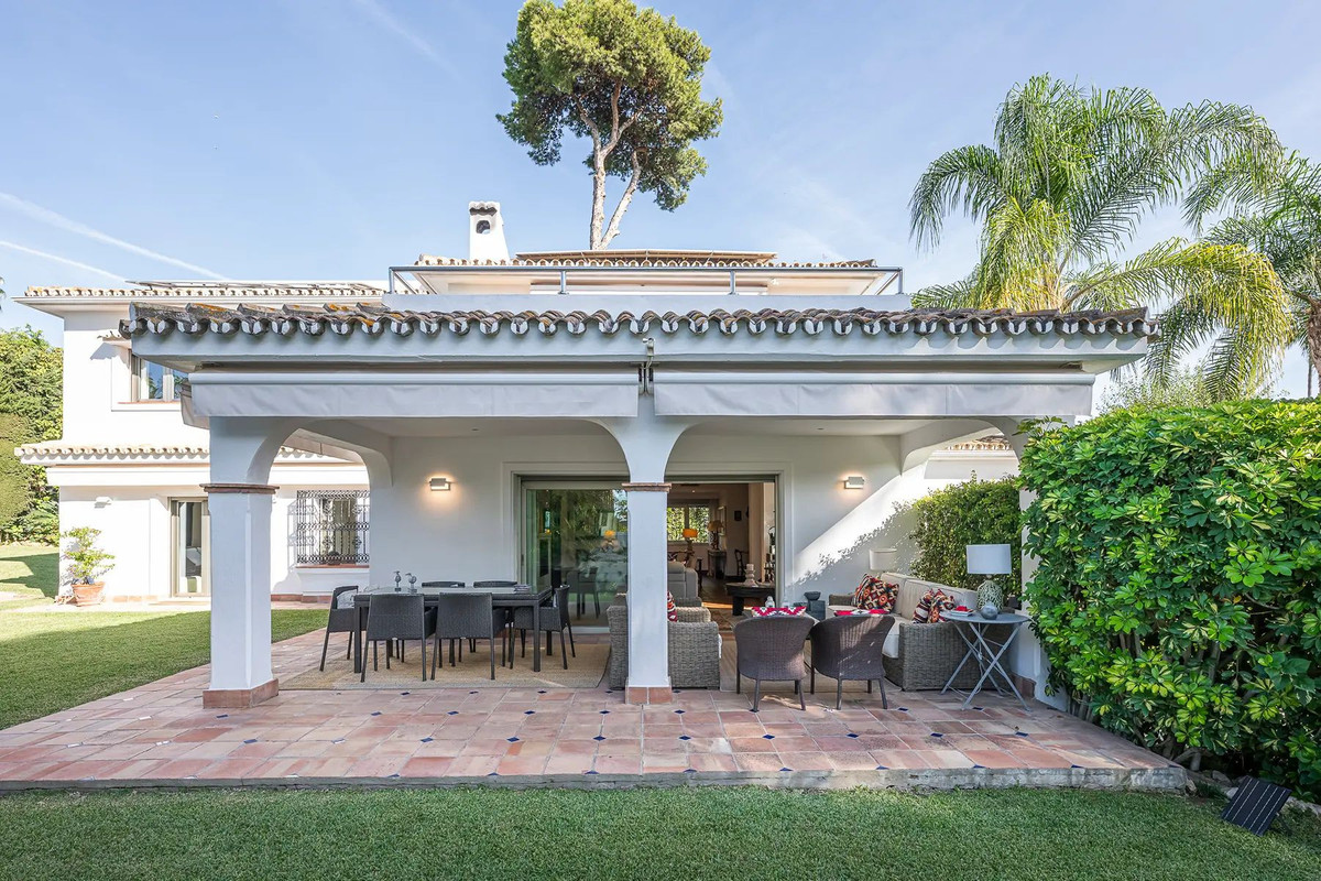 5 Bed Townhouse for sale in Los Monteros Costa Del Sol, Málaga, Spain