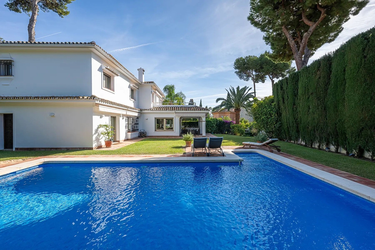 5 Bed Townhouse for sale in Los Monteros Costa Del Sol, Málaga, Spain