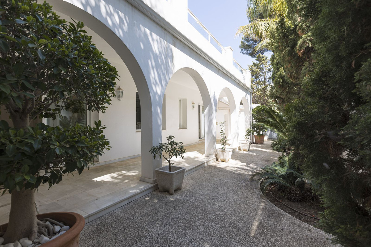5 Bed Townhouse for sale in Los Monteros Costa Del Sol, Málaga, Spain