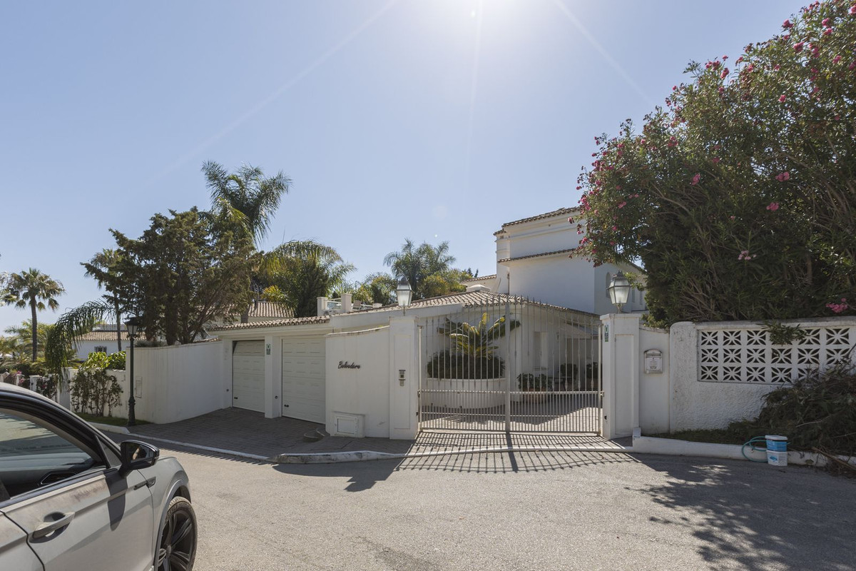 5 Bed Townhouse for sale in Los Monteros Costa Del Sol, Málaga, Spain