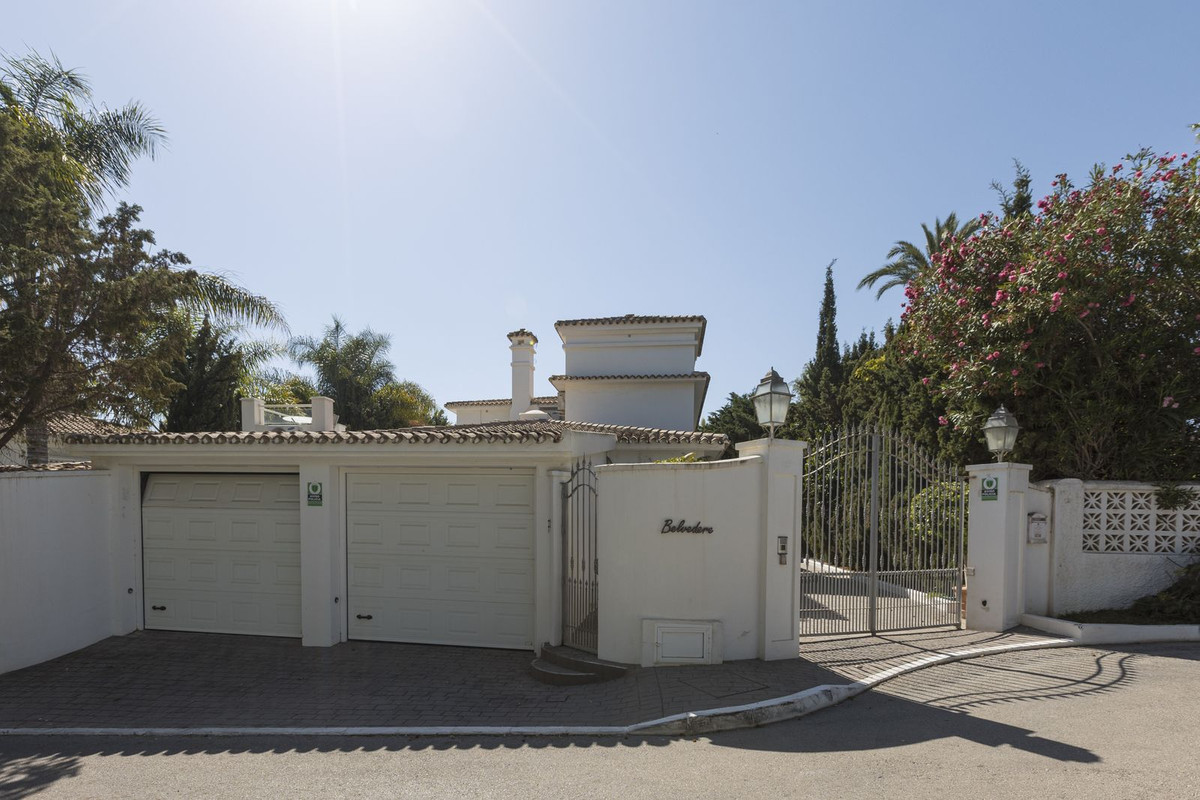 5 Bed Townhouse for sale in Los Monteros Costa Del Sol, Málaga, Spain