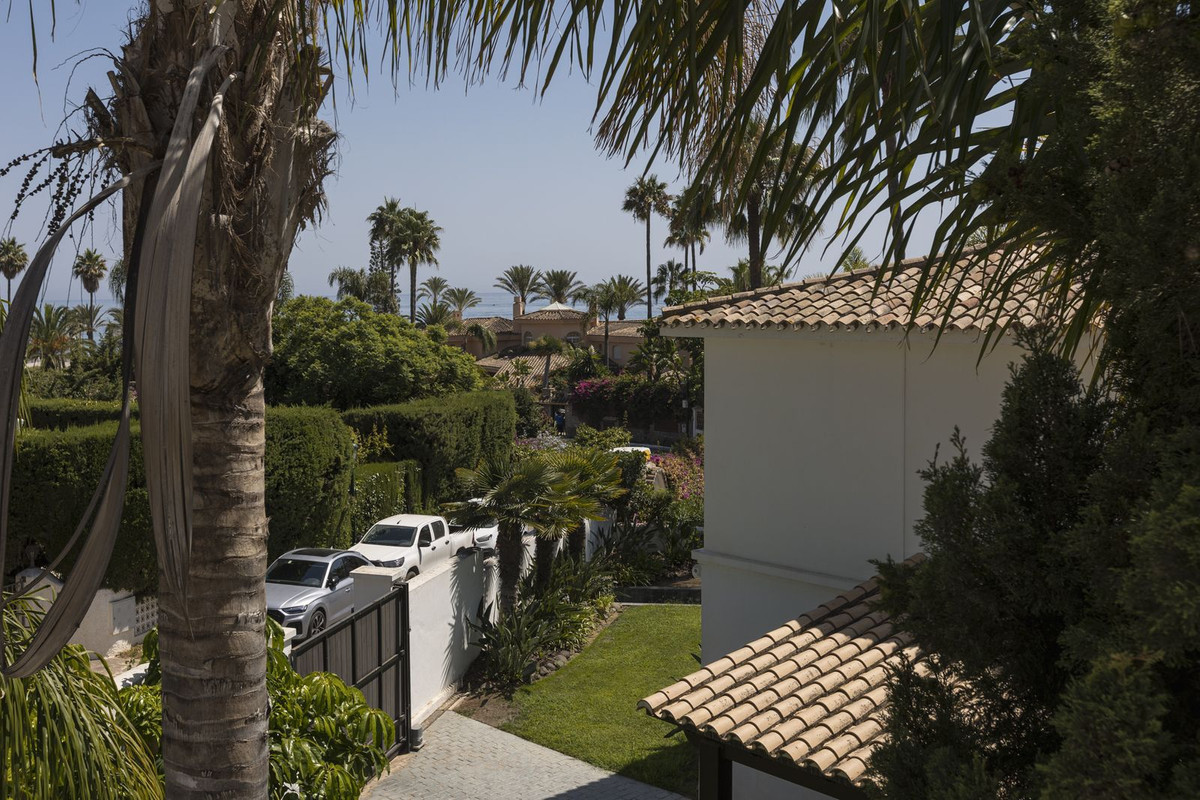 5 Bed Townhouse for sale in Los Monteros Costa Del Sol, Málaga, Spain