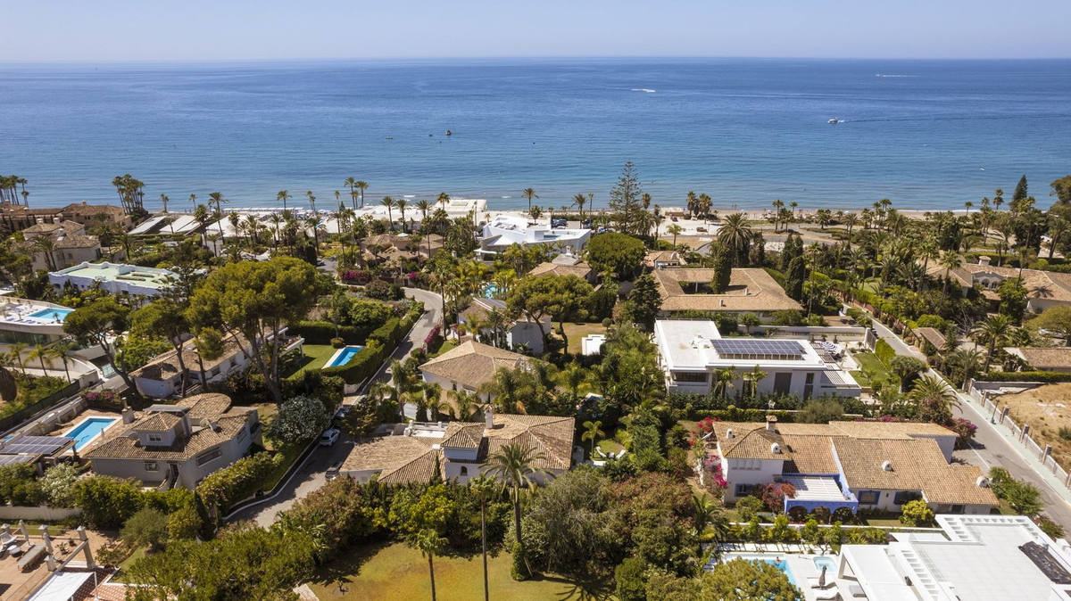 5 Bed Townhouse for sale in Los Monteros Costa Del Sol, Málaga, Spain