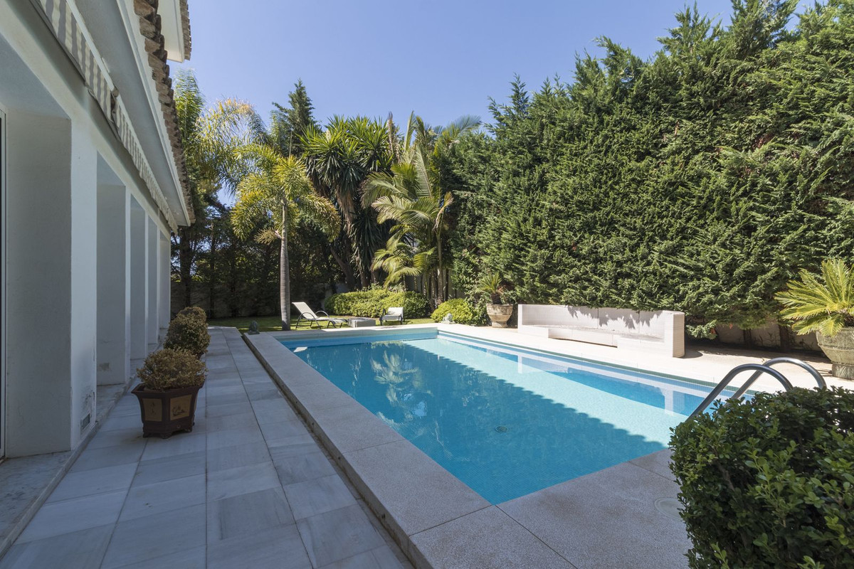 5 Bed Townhouse for sale in Los Monteros Costa Del Sol, Málaga, Spain