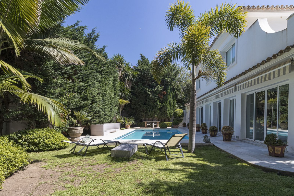 5 Bed Townhouse for sale in Los Monteros Costa Del Sol, Málaga, Spain