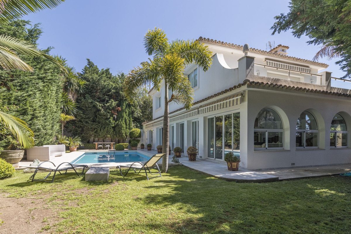 5 Bed Townhouse for sale in Los Monteros Costa Del Sol, Málaga, Spain