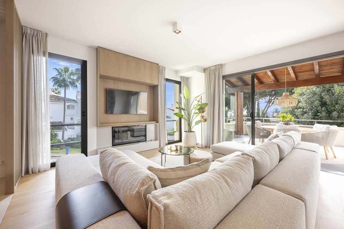 3 Bed Apartment for sale in The Golden Mile Costa Del Sol, Málaga, Spain