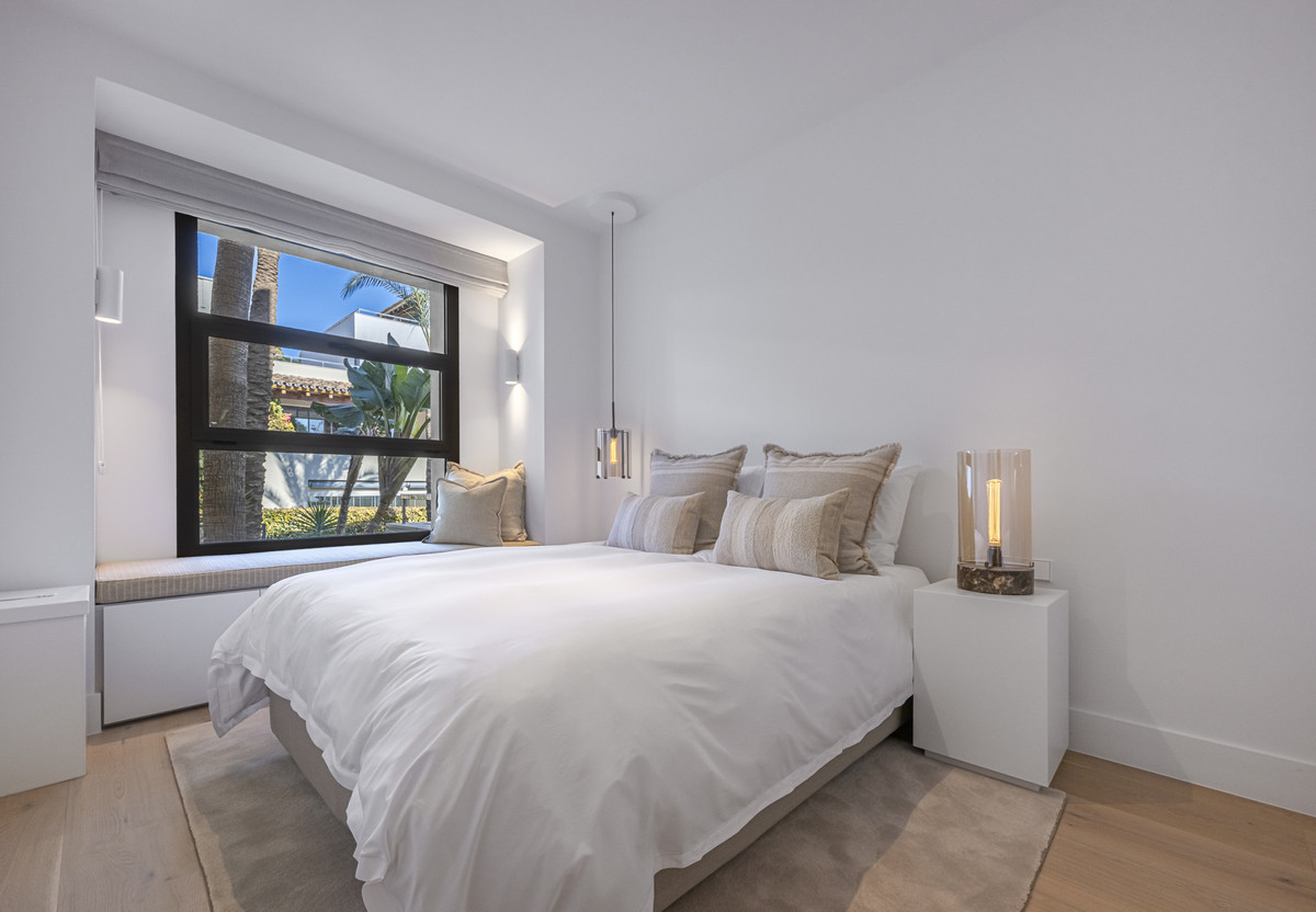 3 Bed Apartment for sale in The Golden Mile Costa Del Sol, Málaga, Spain
