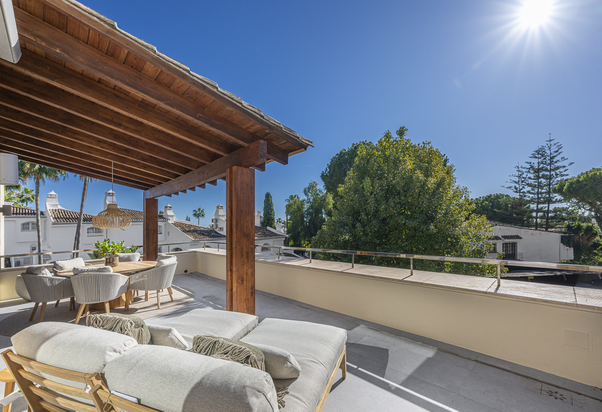 3 Bed Apartment for sale in The Golden Mile Costa Del Sol, Málaga, Spain