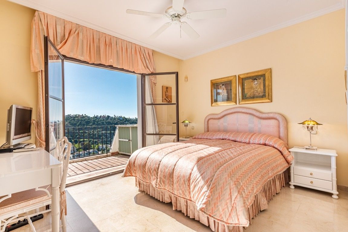 3 Bed Apartment for sale in Benahavís Costa Del Sol, Málaga, Spain