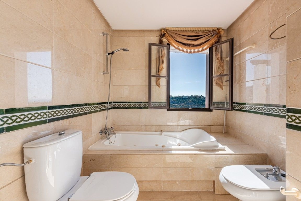 3 Bed Apartment for sale in Benahavís Costa Del Sol, Málaga, Spain