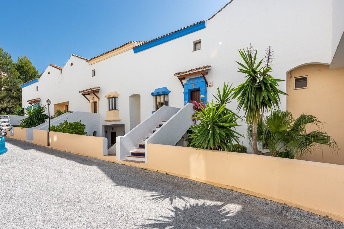 3 Bed Apartment for sale in Benahavís Costa Del Sol, Málaga, Spain